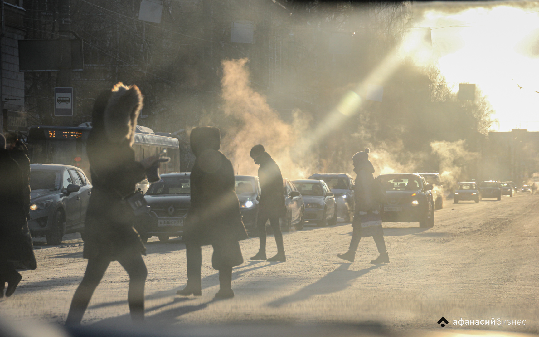 Бегущий человек: в Твери пешеходы рискуют жизнями, бегая через дорогу 