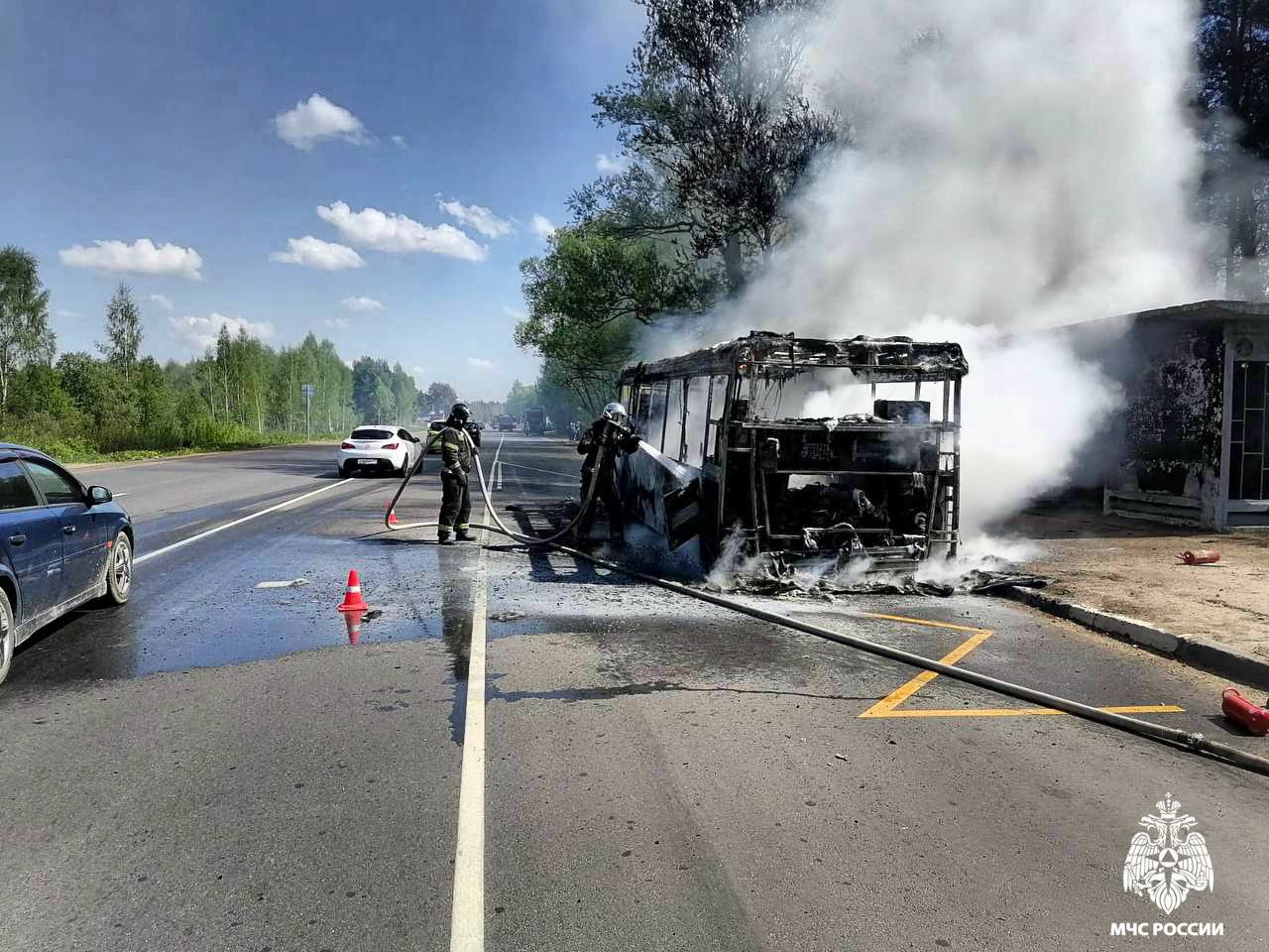 Под Тверью у Змеево сгорел автобус  Видео: 
News69
Фото: ГУ МЧС России по Тверской области