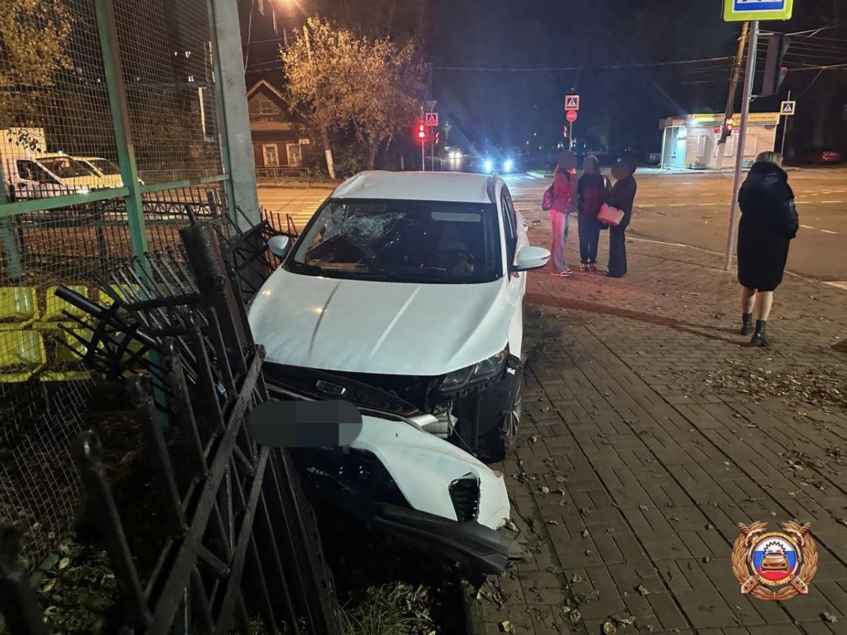 В Твери после ДТП автомобиль отбросило на тротуар, где находился подросток Фото, видео: ГАИ, Подслушано у водителей Тверь