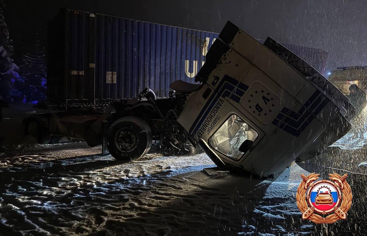 На М11 в Тверской области грузовик врезался в отбойник — двое пострадали - новости Афанасий