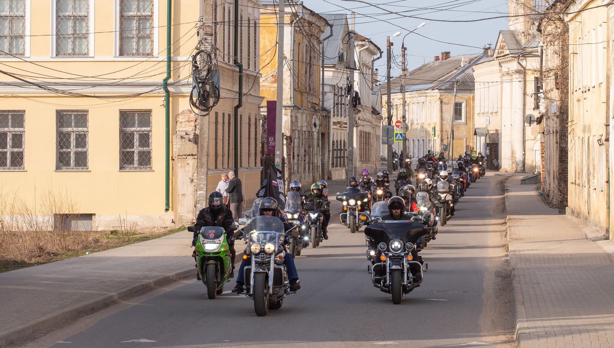 В Торжке байкеры открыли мотосезон большим праздником 