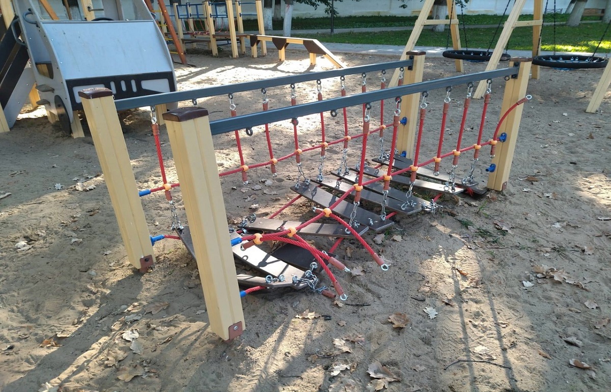 По фактам вандализма на детской площадке в Кашине возбуждено уголовное дело - новости Афанасий