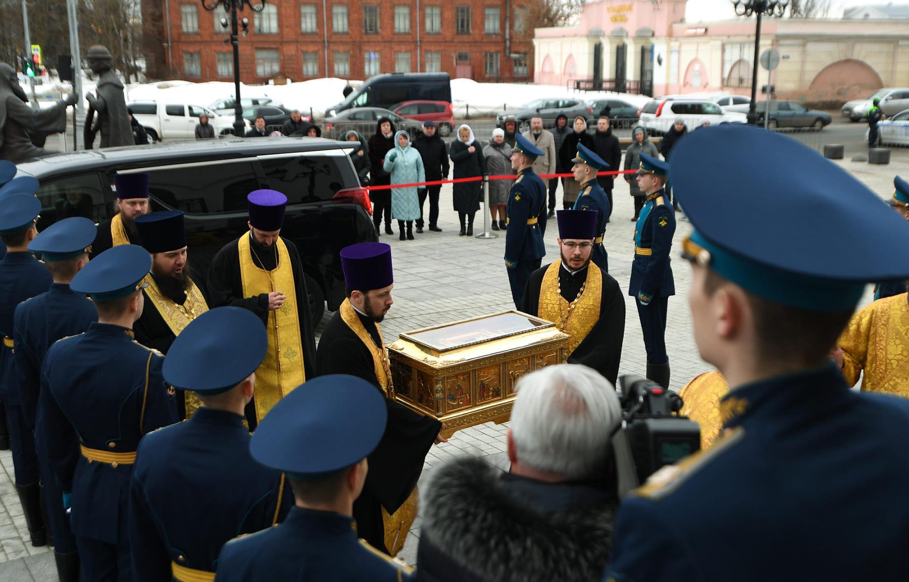 В Твери верующие могут помолиться у ковчега c частицей мощей святителя Николая Чудотворца - новости Афанасий