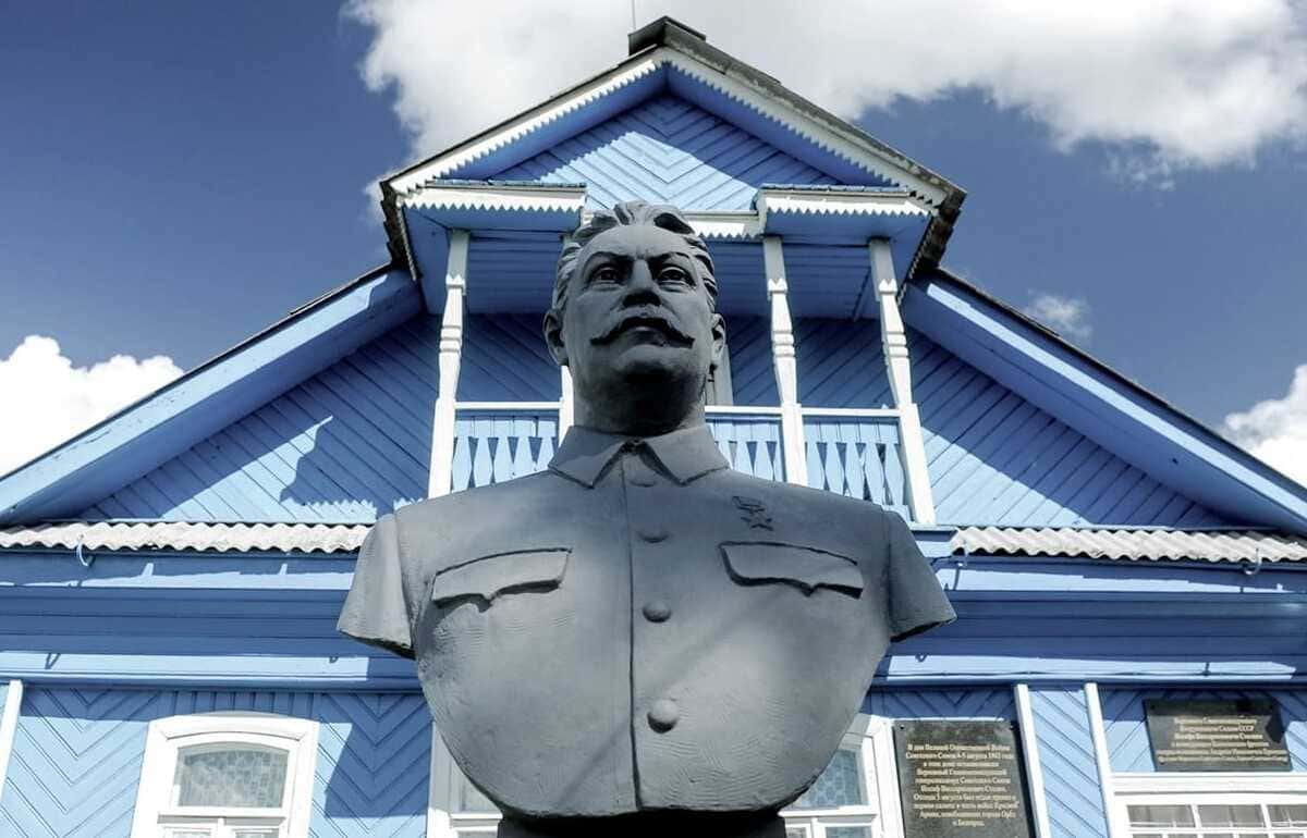 В России появится еще один памятник Сталину На фото: памятник Сталину в Ржевском районе Тверской области, архив редакции