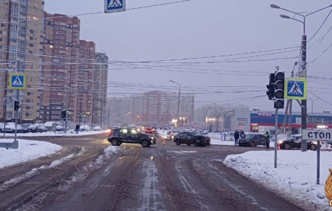 В Твери водитель не справился с управлением при неработающем светофоре и устроил ДТП - новости Афанасий