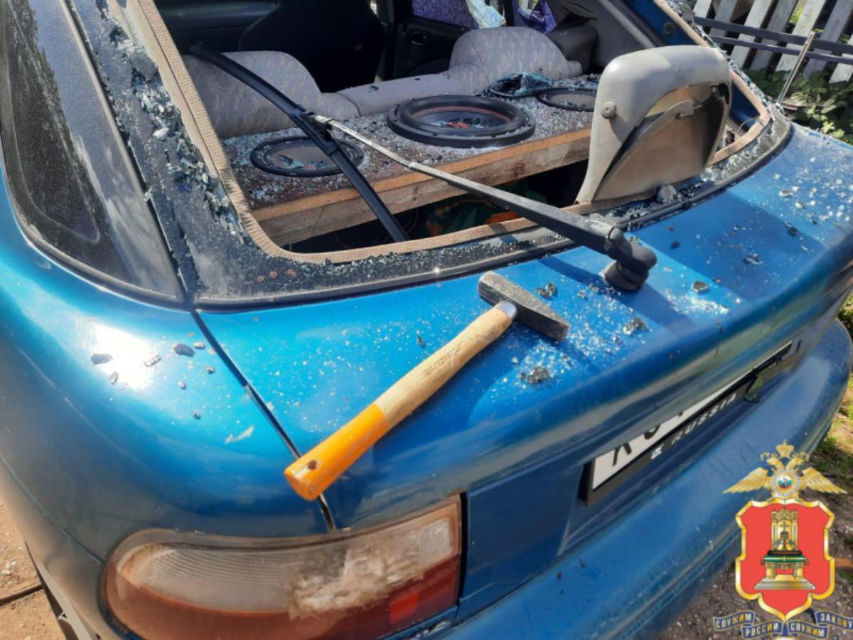 В Конаково мужчина без повода разбил все стекла соседского авто Фото: УМВД Тверской области