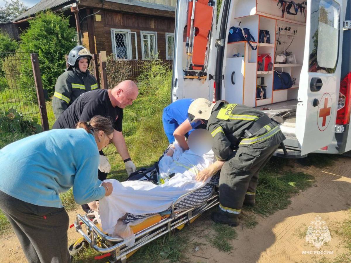 В СНТ под Тверью пожарные помогли фельдшерам погрузить пациентку в «скорую» Фото: МЧС Тверской области