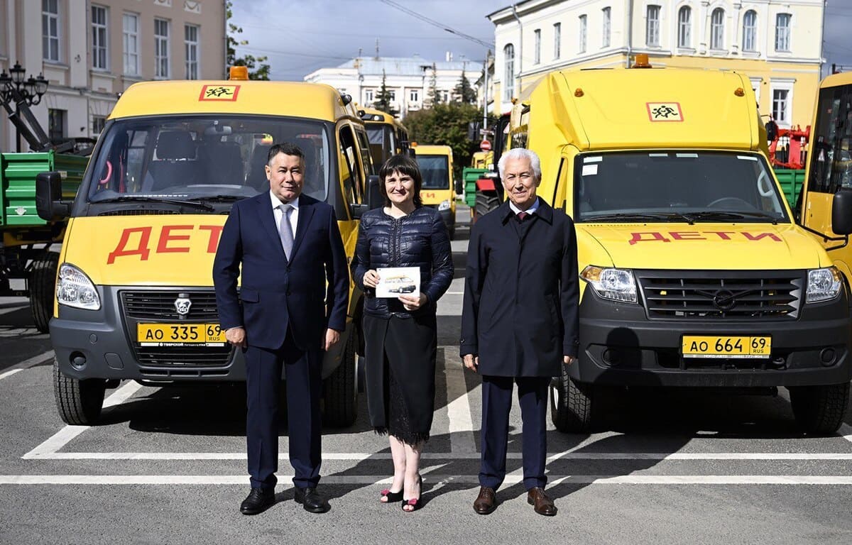 Губернатор Игорь Руденя передал в районы школьные автобусы - новости Афанасий