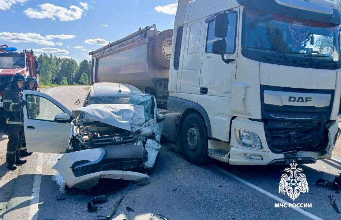 Под Тверью в ДТП с грузовиком пострадал человек Фото: Госавтоинспекция, МЧС