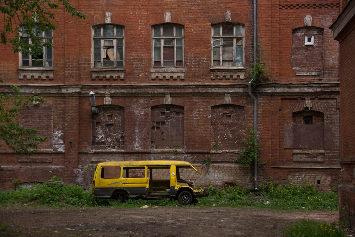 Произошло обрушение части стены одной из Морозовских казарм Фото: Анастасия Чистякова / архив редакции