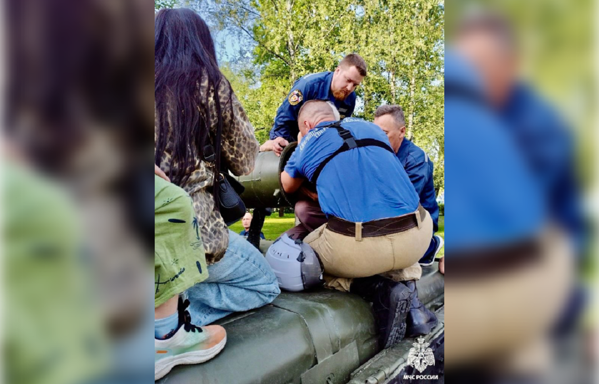 В Твери спасатели помогли ребенку выбраться из танка