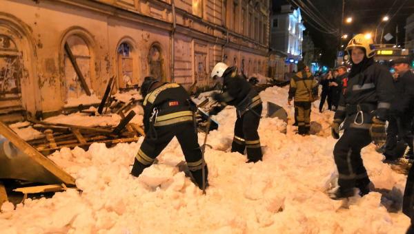 В Твери при обрушении деревянного навеса пострадали люди 