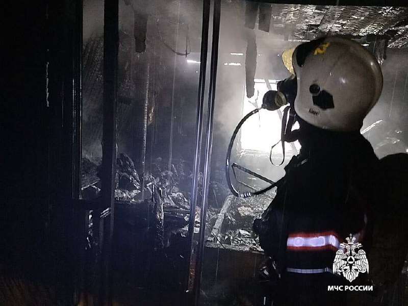 Расчеты трех пожарных частей тушили дом под Тверью Фото: ГУ МЧС России по Тверской области