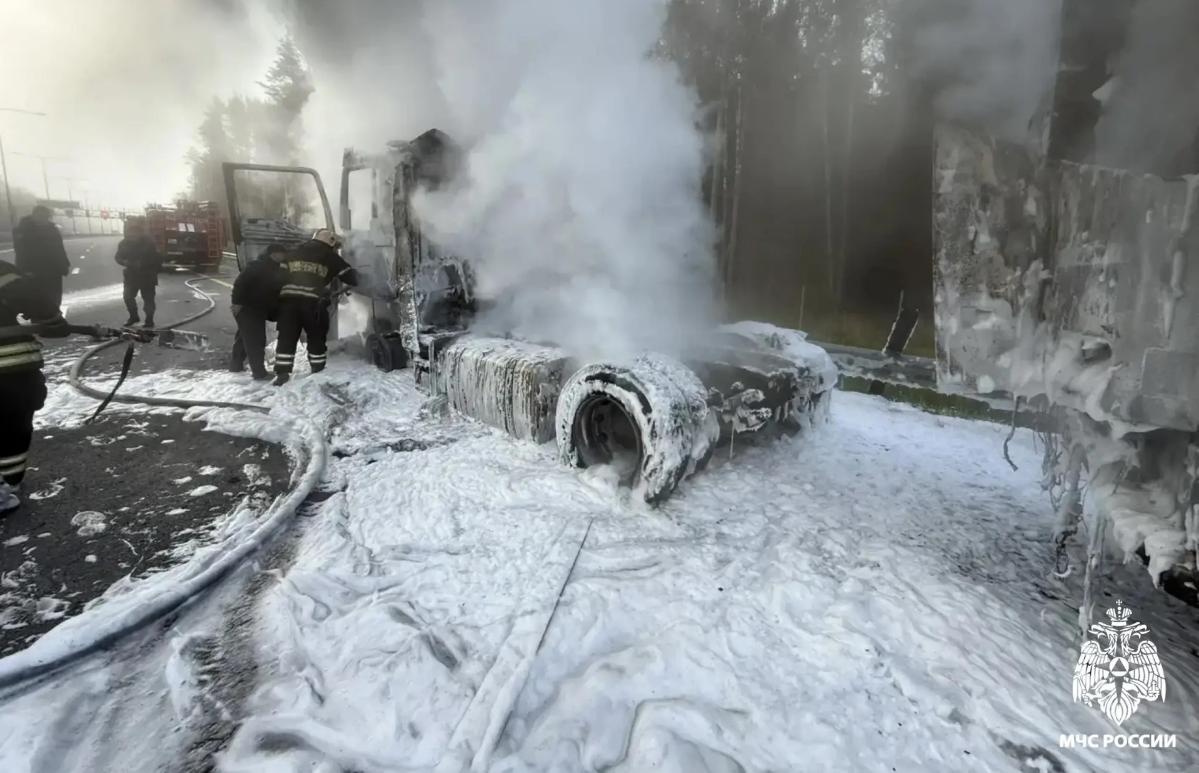 На М11 под Тверью загорелась фура во время движения - новости Афанасий