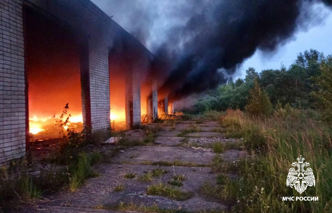 В Твери потушили крупный пожар в ангаре  - новости Афанасий