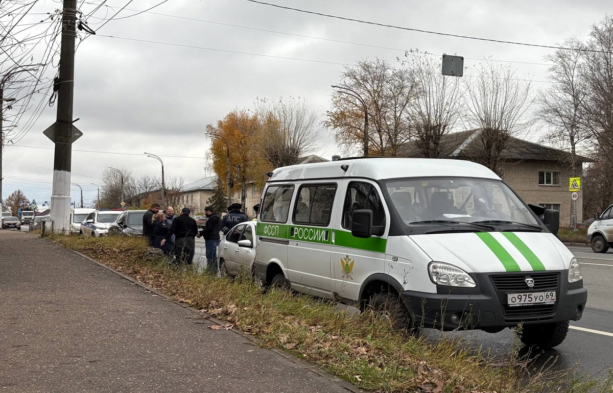 В Твери два должника закрыли долги, лишь бы остаться с автомобилями Фото: УФССП России по Тверской области