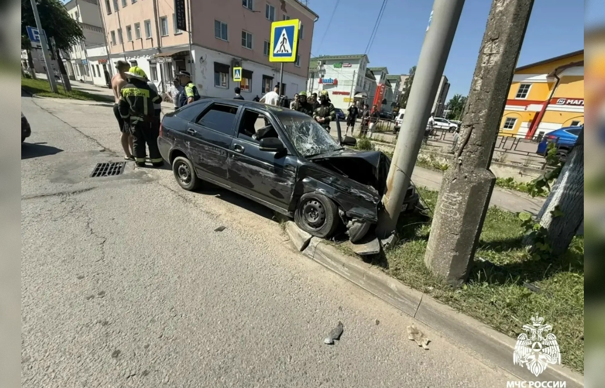 В Ржеве столкнулись два автомобиля, один из них налетел на столб Фото, видео: МЧС Тверской области