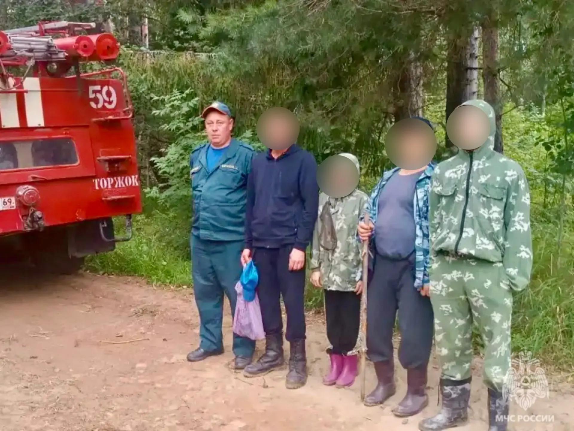 В Тверской области спасатели нашли потерявшихся в лесу мужчин с детьми Фото: МЧС