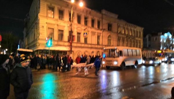 Происшествие в Твери: навес обрушился после схода снега с крыши нежилого здания 