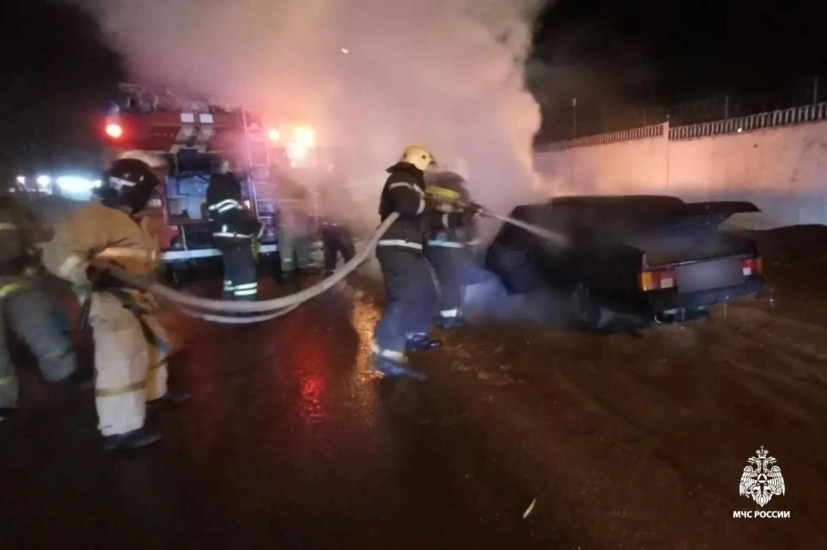 Автомобиль загорелся во время движения в Торжке Фото: МЧС