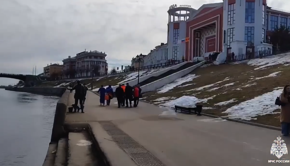 В Твери спасли тонущего мужчину Видео: МЧС