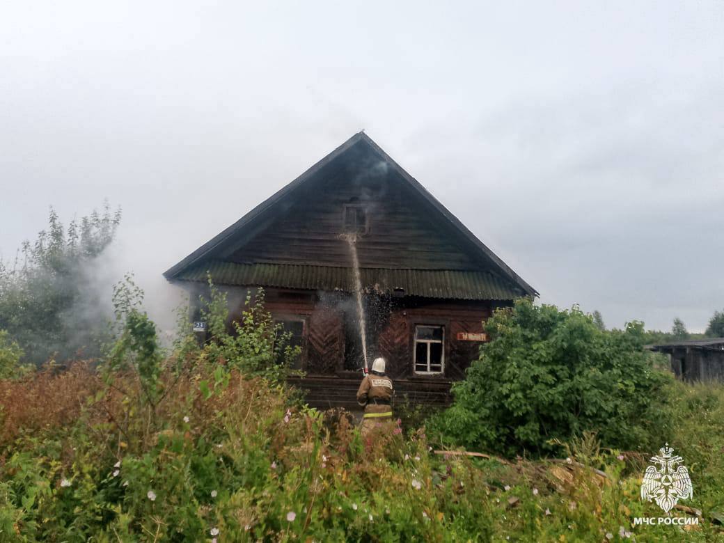 Курильщик устроил пожар в своем доме в Фирово 