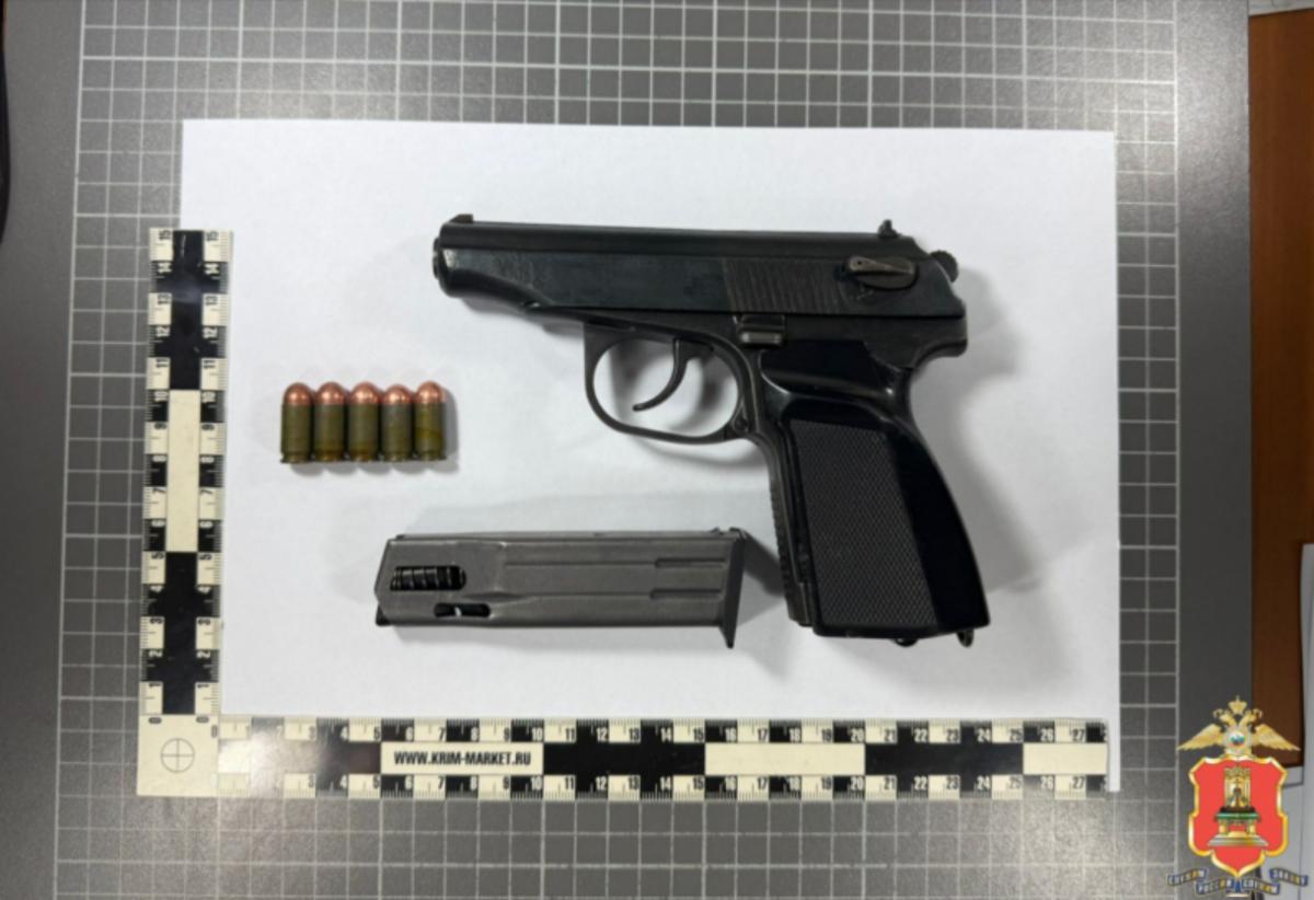 Ревнивый житель Твери с ножом и пистолетом «проводил» гостя из дома  Фото: УМВД Тверской области