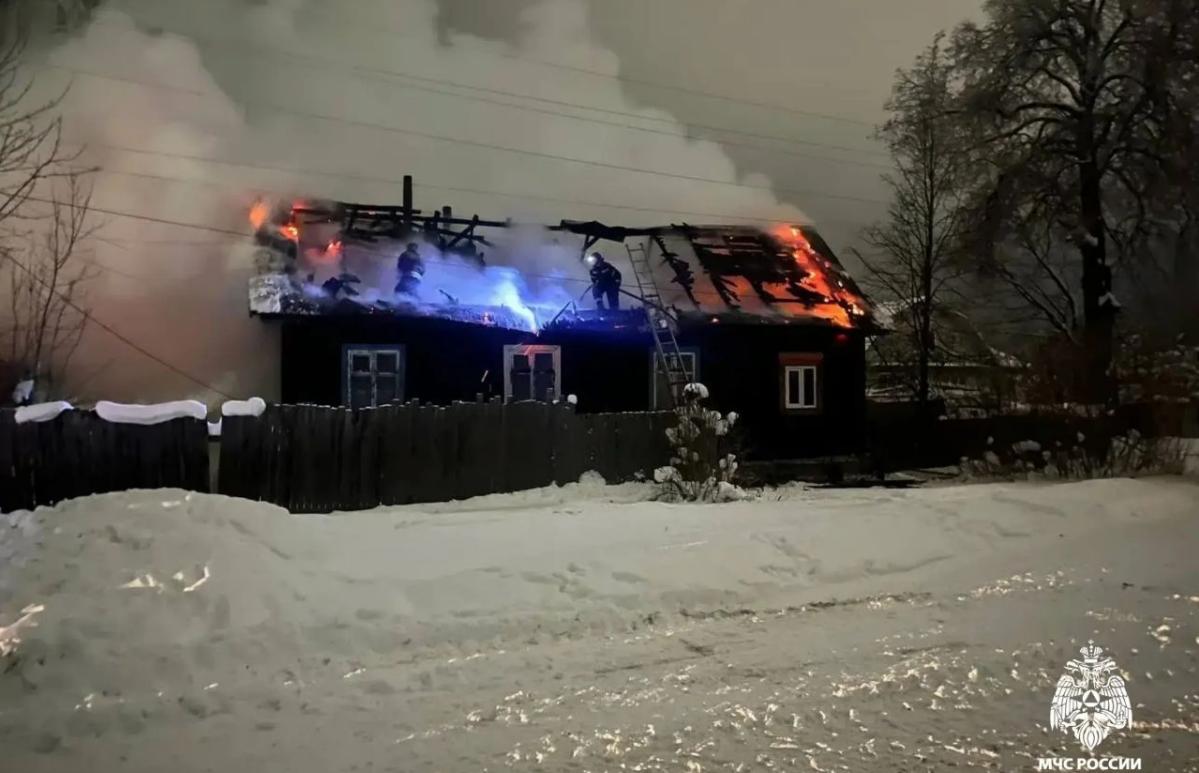 В Бологое пожарные предотвратили взрыв газовых баллонов в горящем доме - новости Афанасий