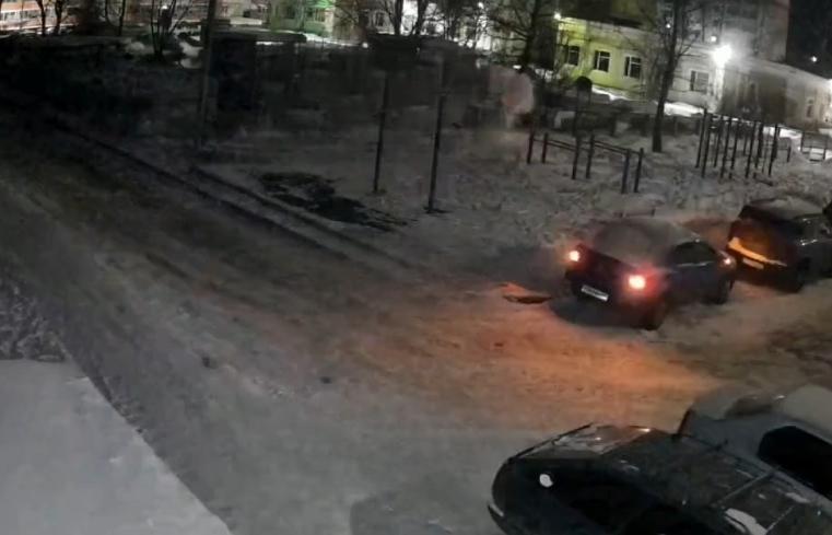 В Твери разыскивают взорвавшего петарду ночью у детского сада неизвестного  Видео: соцмедиа