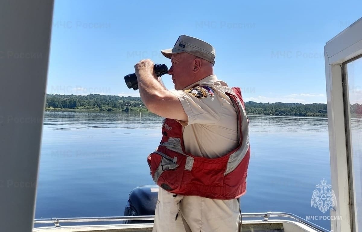 В Твери на Волге спасатели помогли подвыпившему мужчине вернуться на берег Видео, фото: МЧС