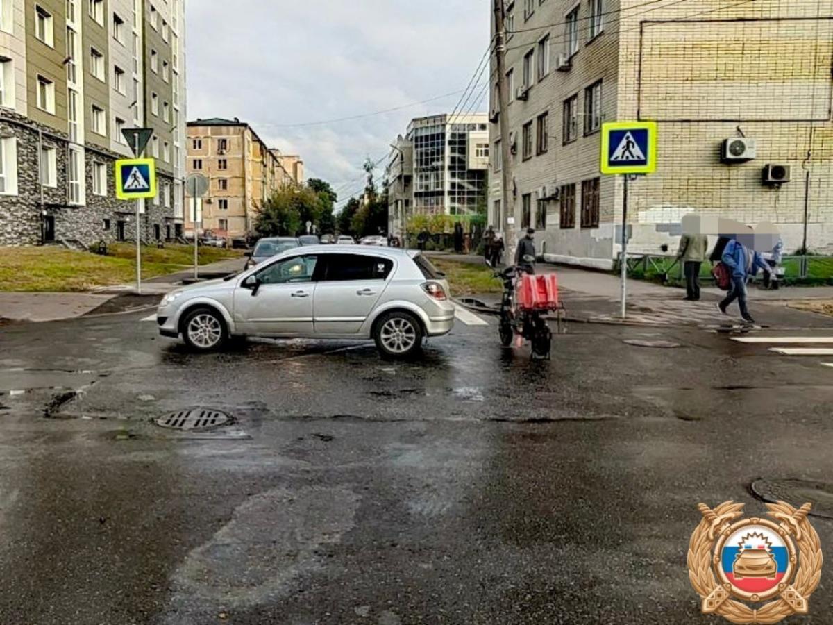 На 15 лет Октября в Твери женщина на электровелосипеде попала под машину Фото: ГАИ