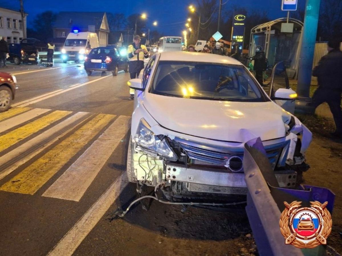 На М10 в Вышнем Волочке столкнулись Renault и Nissan Фото: ГАИ