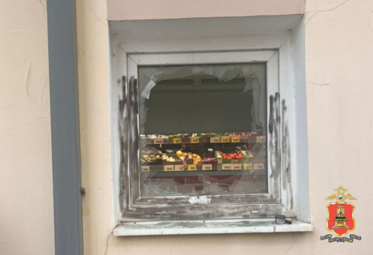 Ради алкоголя и сладкого мужчина в пять утра разбил окно магазина в Твери Фото: УМВД Тверской области