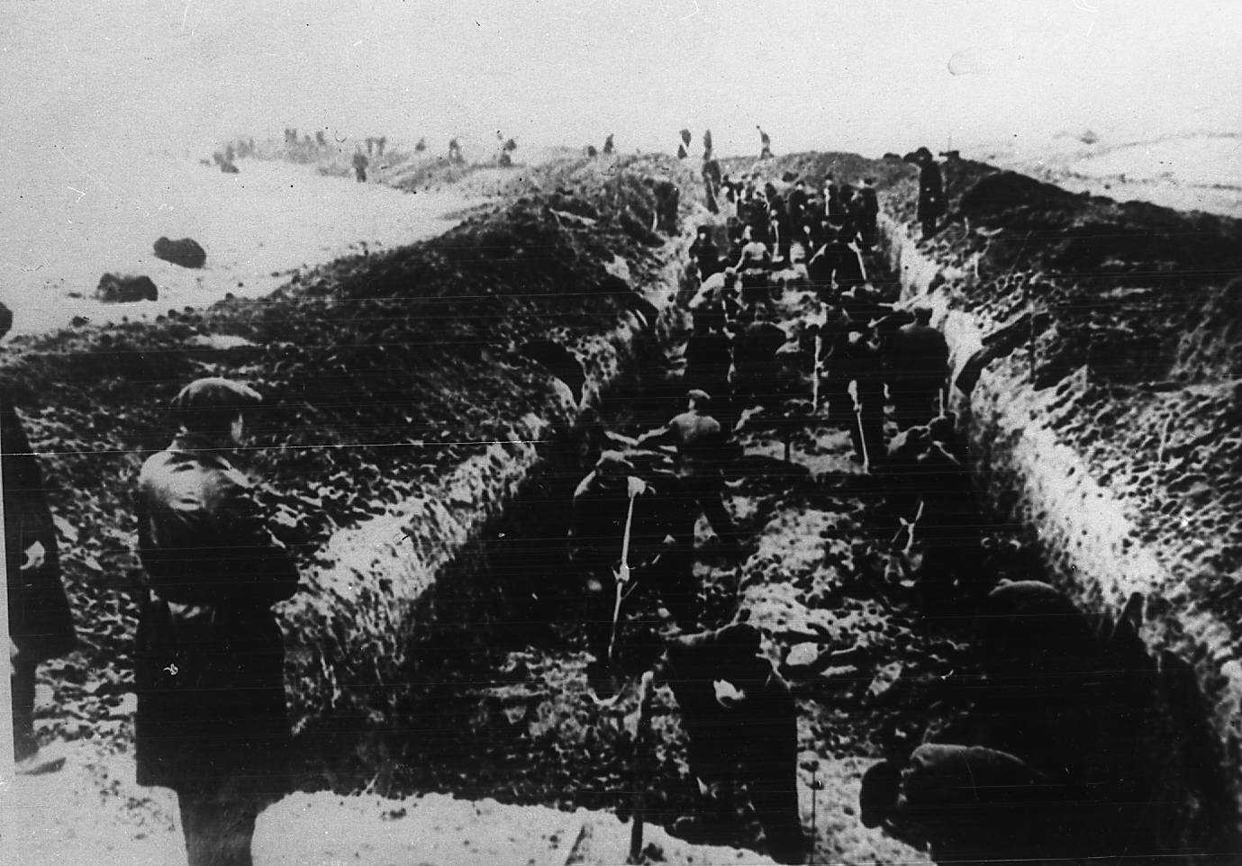 Жители Калининской области на строительстве оборонительных сооружений. 1941 г. ГАТО. Ф. Ф-1. Оп.1. Ед.хр.2991. Сайт https://archivotdel.tverreg.ru/virtualnaya-vystavochnaya-galereya-arkhivnykh-dokumentov-k-100-letiyu-tverskikh-arkhivov/kalininskaya-oblast-v-pervye-mesyatsy-voyny.php