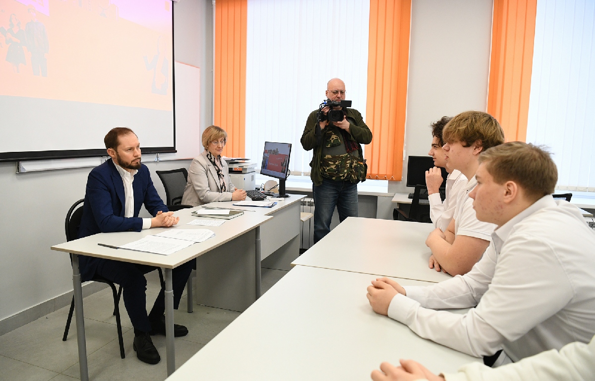 Виталий Королев в Старице провел «Разговор о важном» для студентов технологического колледжа Фото: правительство Тверской области