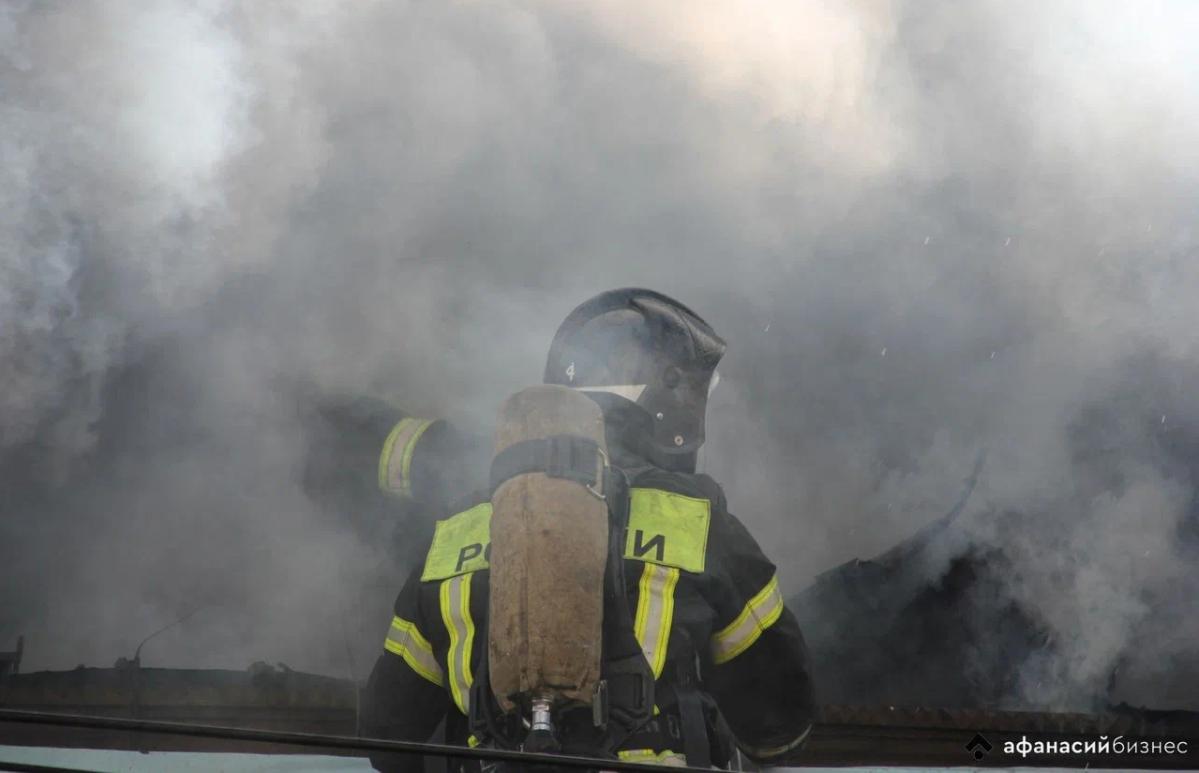 На улице Декабристов в Зубцове горит частный дом - новости Афанасий