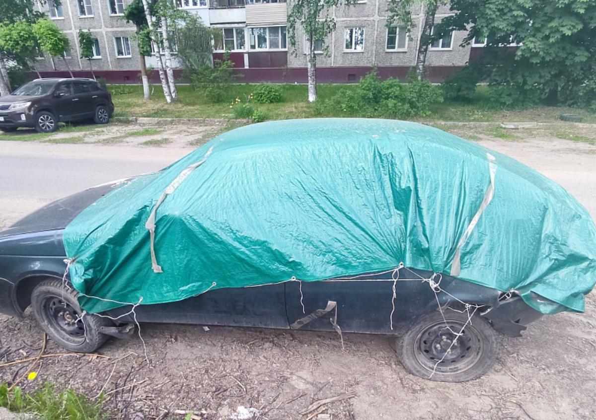 В Твери ищут владельца накрытого тентом автомобиля Фото: Администрация Твери