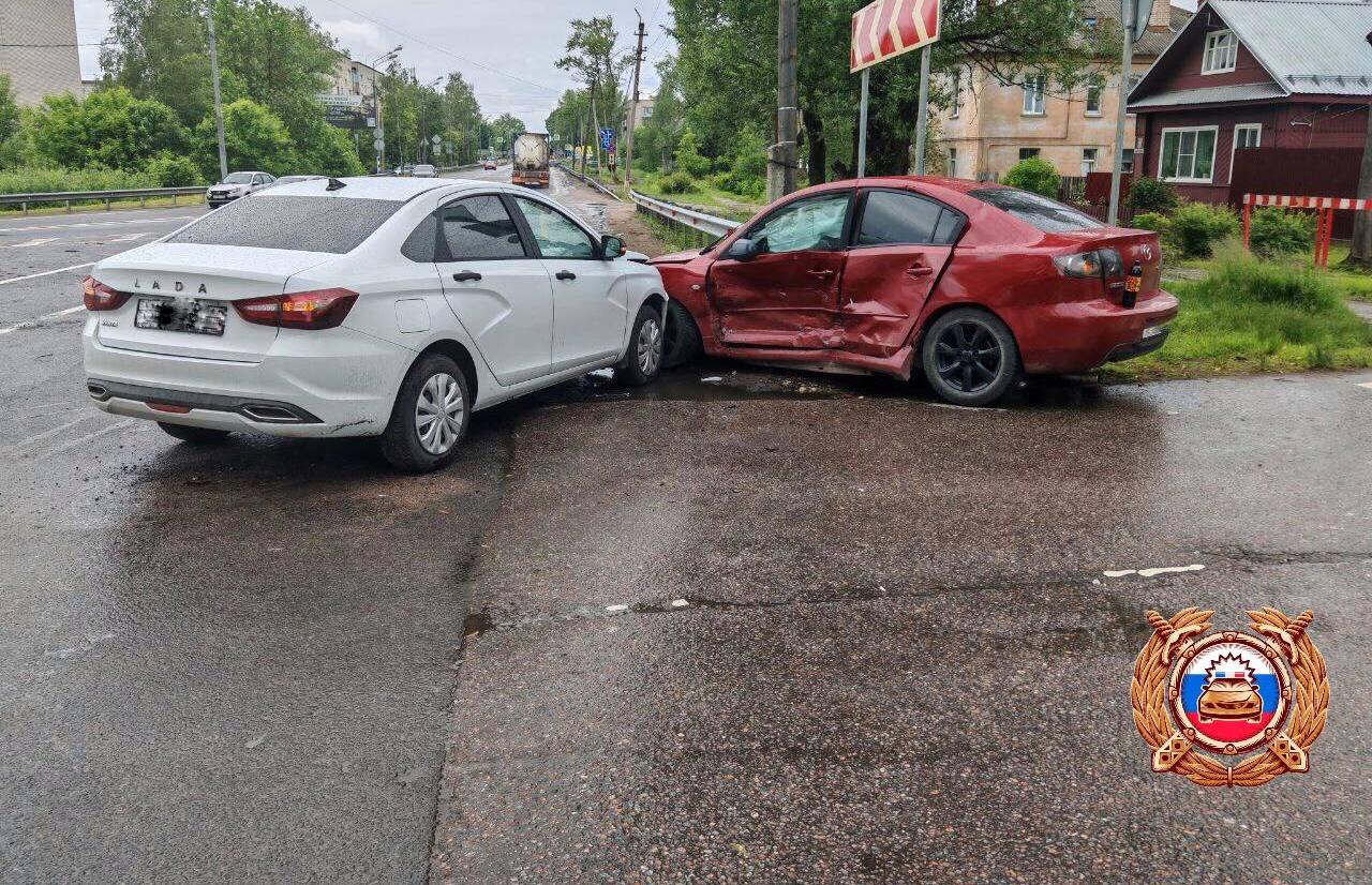 На М10 в Вышнем Волочке Тверской области столкнулись две легковушки - новости Афанасий