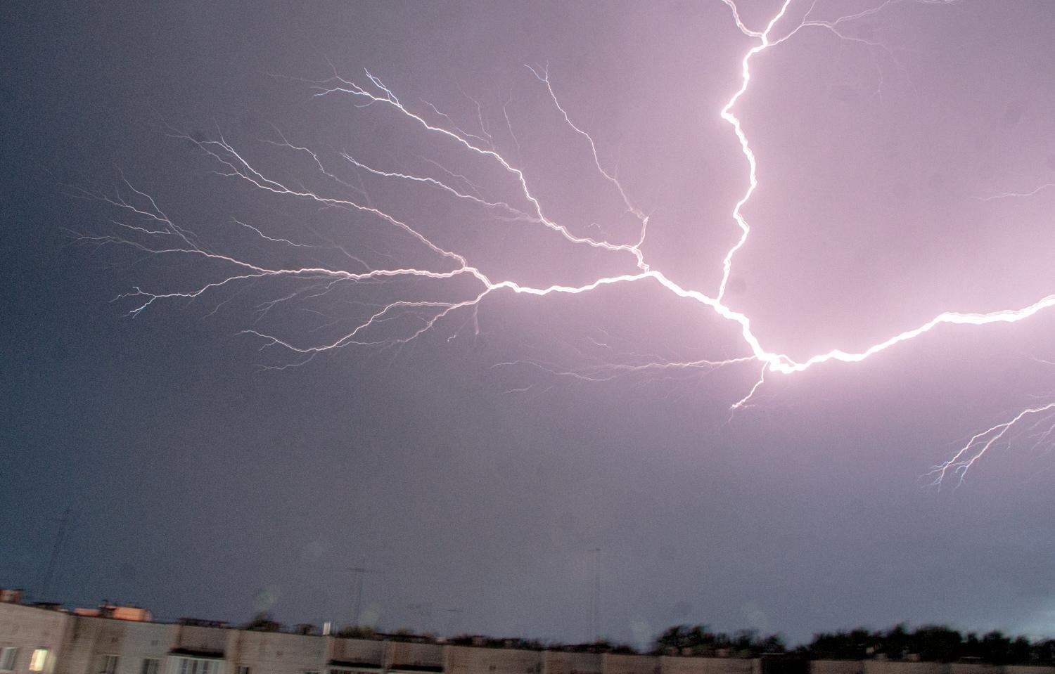 Грозовой фронт шел через Тверь, ломая деревья и заборы