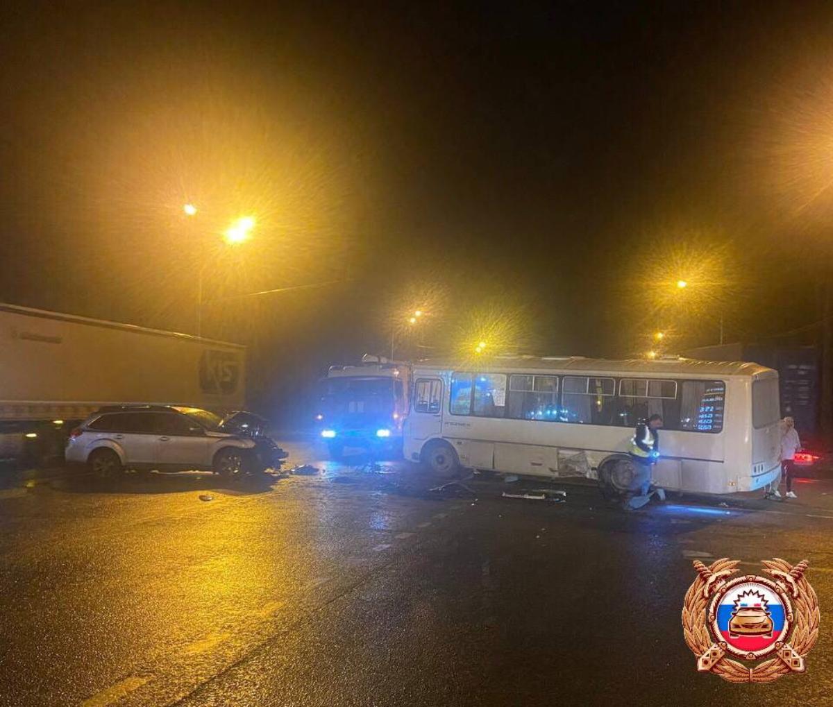 Автобус с рабочими попал в ДТП на М-10 в Тверской области Фото: ГАИ