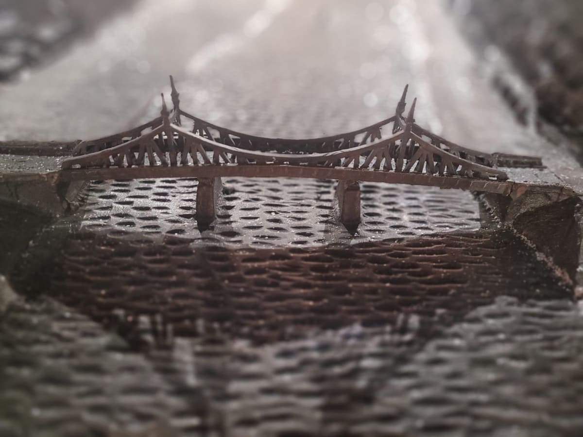 В Твери на улице Трехсвятской поставили памятник Брадису и барельеф «Лучи Твери» Фото: Игорь Ефимов для Afanasy.biz, Центр развития экономики малых городов