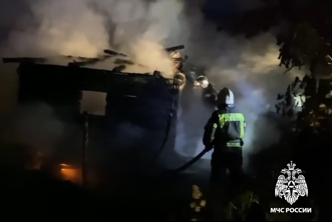 Под Осташковом ночью сгорела баня  Видео: ГУ МЧС России по Тверской области