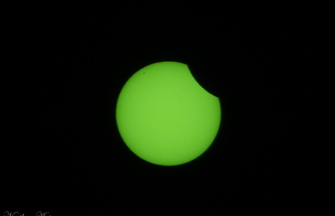 Жители Твери снимали частное затмение солнца