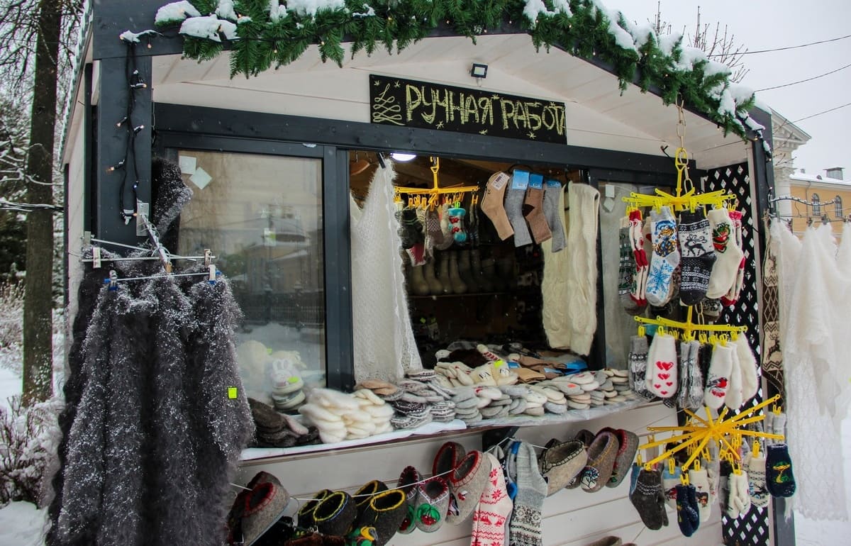 В Твери на Рождественской ярмарке за месяц купили 200 литров мёда, 100 пар вязанных носков и 400 сувенирных змей - новости Афанасий