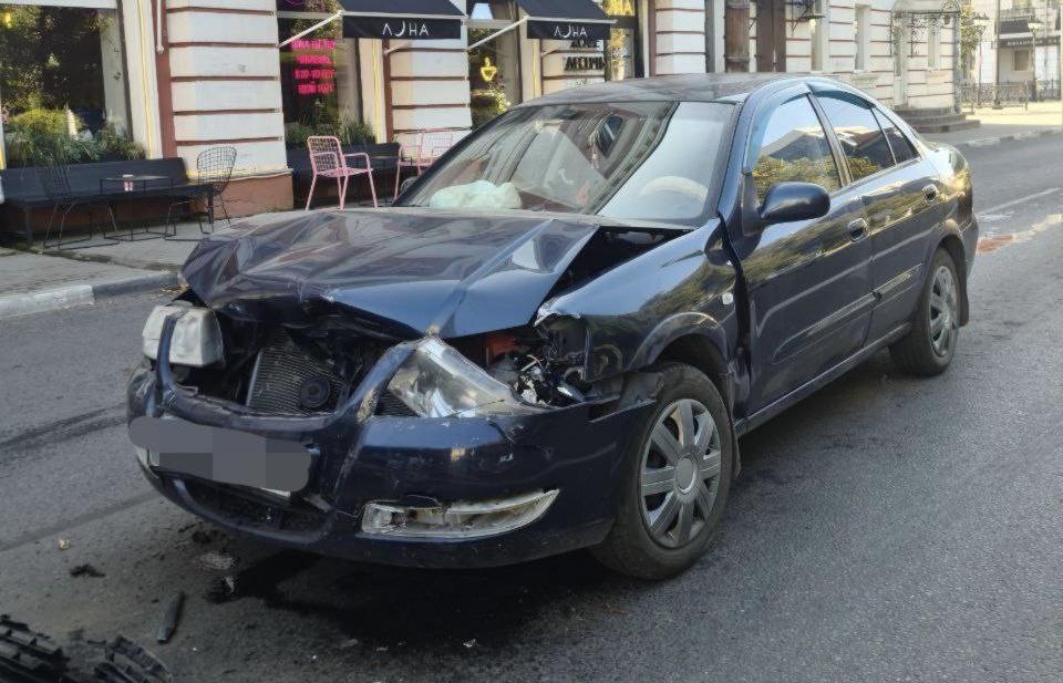 В Твери у светофора столкнулись два автомобиля Фото: ГАИ