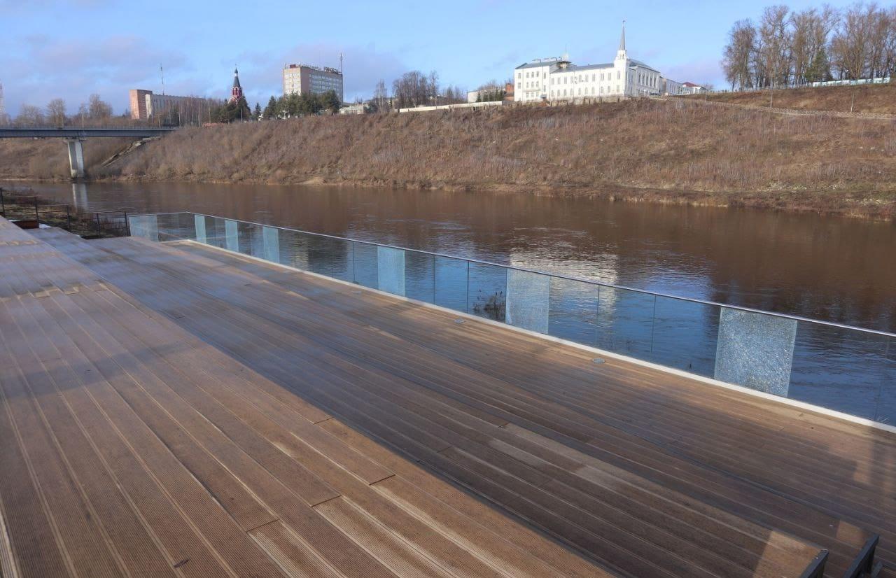 Родители заплатят 200 тыс рублей за семь разбитых их сыном стекол на смотровой площадке в Ржеве - новости Афанасий