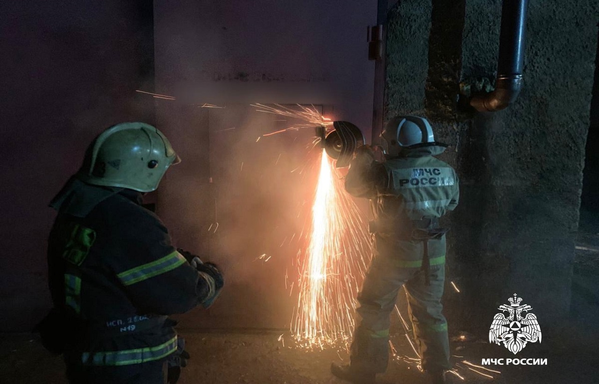 В Торжке огнеборцы спасли автомобиль Фото: МЧС по Тверской области