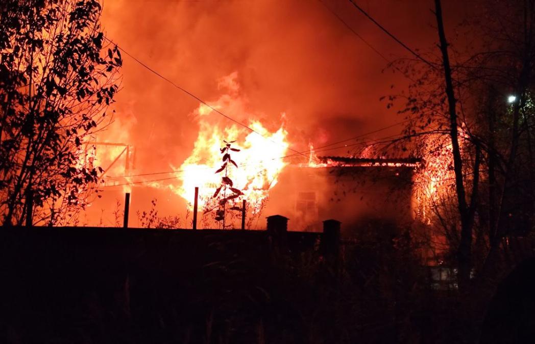 В зоне риска несколько домов на Локомотивной улице в Твери, где полыхает пожар - новости Афанасий