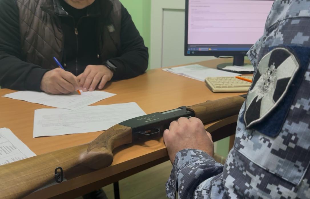 Тверские росгвардейцы изъяли у граждан 18 единиц оружия  - новости Афанасий