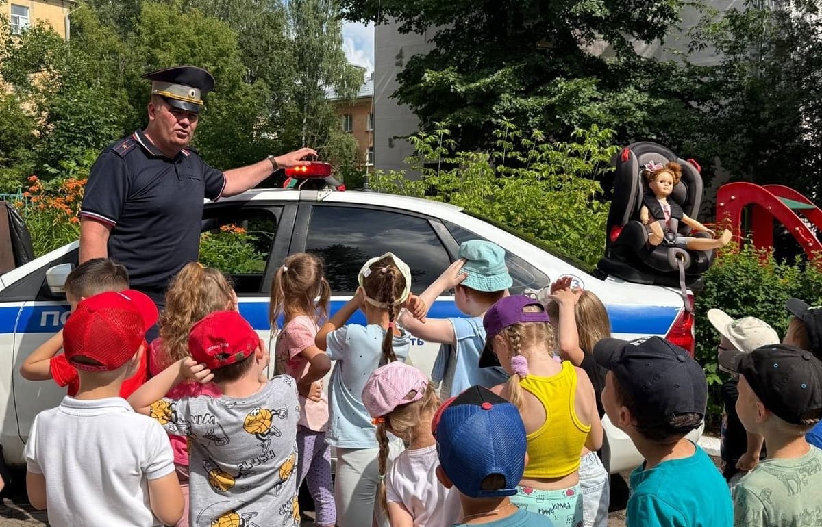 Родителей и детей призывают соблюдать правила безопасности на дорогах Фото: ГАИ